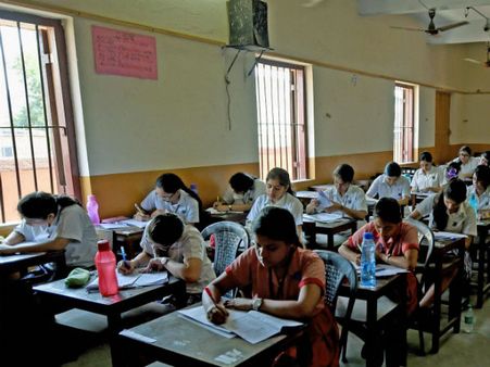 വിദ്യാര്‍ത്ഥികള്‍ക്ക് 'തുണ്ട്' നല്‍കുന്ന വീഡിയോ പുറത്ത്!പത്താംക്ലാസ് പരീക്ഷയ്ക്കിടെ കൂട്ടകോപ്പിയടി!