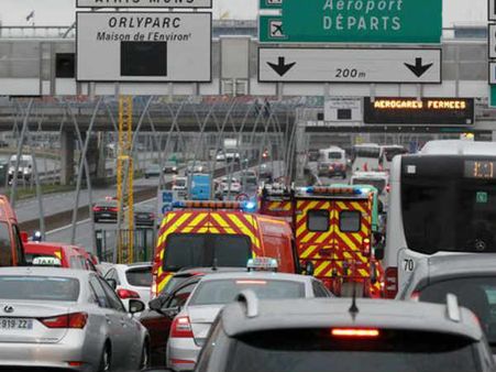 പാരീസിലെ വിമാനത്താവളത്തില്‍ വെടിവെയ്പ്പ്..! അക്രമിയെ പോലീസ് വെടിവെച്ച് കൊന്നു..!!