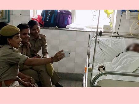 ആസിഡ് ആക്രമണത്തിന് ഇരയായ യുവതി ഗുരുതരാവസ്ഥയിൽ, അടുത്ത് നിന്ന് സെൽഫി എടുത്ത പോലീസുകാർക്ക് സസ്പെൻഷൻ !!