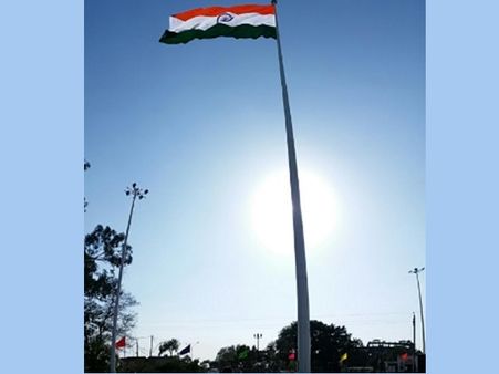 125 കിലോഗ്രാം ഭാരവും, 365 അടി ഉയരത്തിലും ഇന്ത്യാ-പാക് അതിര്‍ത്തിയില്‍ ഉയര്‍ത്തിയ പതാക!!