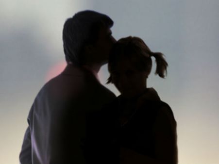 രാജ്യം കാത്ത് നില്‍ക്കുമ്പോള്‍ രാജകുമാരന്റെ 'കേളികള്‍'... രാജകുമാരിയെ വീട്ടിലാക്കി, മോഡലിനൊപ്പം