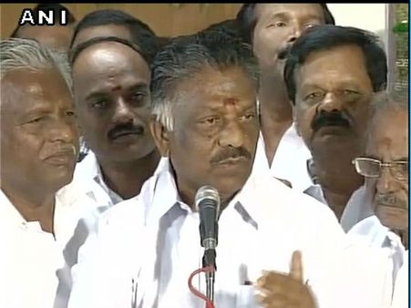 ആദ്യ പോരാട്ടം 'രണ്ടില'യ്ക്ക്!! വിട്ടു കൊടുക്കാന്‍ തയ്യാറാകാതെ പനീര്‍ ശെല്‍വവും സംഘവും!!