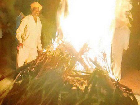 ഗർഭഛിദ്രത്തിനിടേ മരിച്ച സ്ത്രീയുടെ മൃതദേഹം ഭർത്താവിന്റെ വീടിന് മുന്നിൽ തന്നെ സംസ്ക്കരിച്ചു!!!