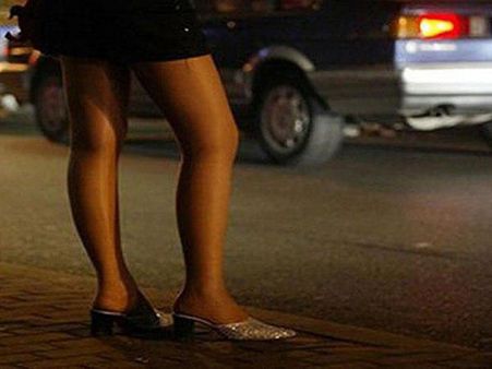 പെണ്‍കുട്ടികളെ വെച്ച് വലവീശും..!! മുറിയിലെത്തിച്ച് നഗ്നഫോട്ടോയെടുപ്പും..!! ഇത് ഹണി ട്രാപ്പ് !!