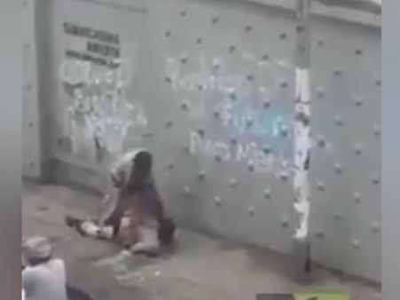 റോഡരികില്‍ കപ്പിള്‍സിന്റെ സെക്‌സ്.. ട്രാഫിക് ബ്ലോക്കായി.. ബെല്‍റ്റൂരി തല്ലിയോടിച്ചു.. വൈറല്‍ വീഡിയോ!