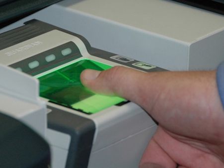 കള്ള ഒപ്പിട്ടാല്‍ ഉദ്യോഗസ്ഥര്‍ക്ക് വീട്ടിലിരിക്കാം; ഡിജിറ്റലല്ലേ, ബയോമെട്രിക് മതിയെന്ന് യോഗി