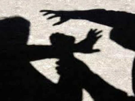 വനിതാ പ്രവര്‍ത്തക പരസ്യമായി നേതാവിന്റെ മുഖത്തടിച്ചു!! കാരണം... സത്രീ പറയുന്നത്