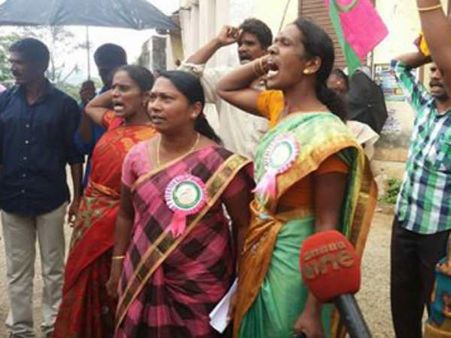 പെമ്പിളൈ ഒരുമൈ പ്രവര്‍ത്തകരുടെ ആരോഗ്യനില വഷളായി; രാജേശ്വരിയെ ആശുപത്രിയിലേക്ക്‌ മാറ്റി!!