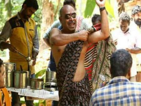 മണിയണ്ണന്‍ ചിരിപ്പിച്ച് വയ്യാണ്ടായേ...!! സാരിയുടുത്ത് അലന്‍സിയറുടെ ഒറ്റയാള്‍ പ്രതിഷേധം..!!