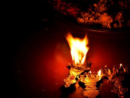 മന്ത്രവാദം; മധ്യവയസ്‌കനെയും ഭാര്യയെയും ബന്ധുക്കള്‍ ജീവനോടെ നാട്ടുകാര്‍ക്കുമുന്നില്‍ തീകൊളുത്തി