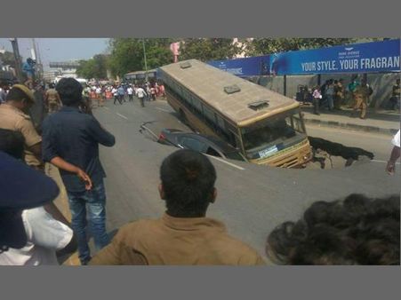 വാഹനങ്ങള്‍ പോകുന്നതിനിടെ ചെന്നൈയില്‍ റോഡ് ഇടിഞ്ഞ് ഗര്‍ത്തമായി!!പിന്നെ സംഭവിച്ചത്!! വീഡിയോ കാണാം...