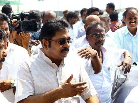 അറിഞ്ഞതെല്ലാം നുണ ? എല്ലാവരും തനിക്കൊപ്പമെന്ന് ദിനകരന്‍!! തമിഴ്‌നാട്ടില്‍ കളി തീര്‍ന്നിട്ടില്ല.....