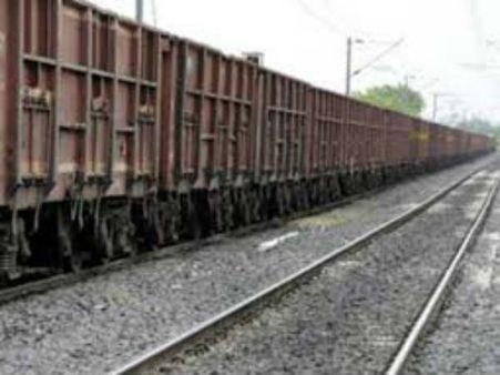 ചരക്കുവണ്ടി പാളംതെറ്റി...സംഭവം കോഴിക്കോട്ട്!! ഗതാഗതം മണിക്കൂറുകളോളം മുടങ്ങി