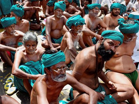 പ്രധാനമന്ത്രി ഇവരെ കാണുന്നില്ലേ?; മുത്രം കുടിച്ചും മലം തിന്നും കര്‍ഷകരുടെ സമരരീതി മാറുന്നു