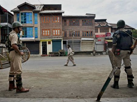 കാശ്മീരില്‍ പോലീസ് സ്‌റ്റേഷന് നേരെ ആക്രമണം, ഒരാള്‍ കൊല്ലപ്പെട്ടു, അഞ്ചു പേര്‍ക്ക് പരിക്കേറ്റു