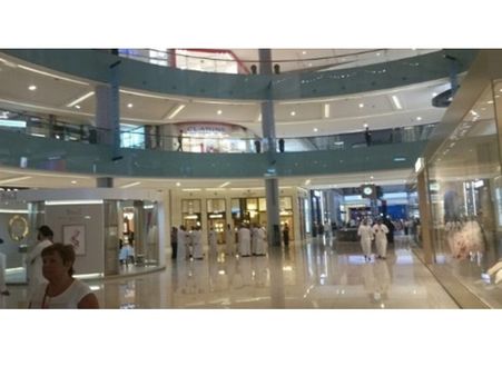 ദുബായ് ഷോപ്പിങ് മാളിനുള്ളില്‍ മൊബൈല്‍ ഫോണ്‍ ഫ്ലാഷ് ലൈറ്റടിച്ച് ഷോപ്പിങ് നടത്തി