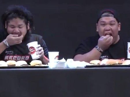 ഒരു മിനിറ്റ് കൊണ്ട് എത്ര ബര്‍ഗര്‍ കഴിക്കാം? ഇയാള്‍ തിന്നത്...പുതിയ ഗിന്നസ് റെക്കോര്‍ഡ്, വീഡിയോ