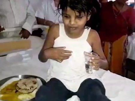 അതു മൗഗ്ലിയല്ല!! കുട്ടിയെ വളര്‍ത്തിയത് കുരങ്ങന്‍മാരുമല്ല!! ആ രഹസ്യം പുറത്ത്...