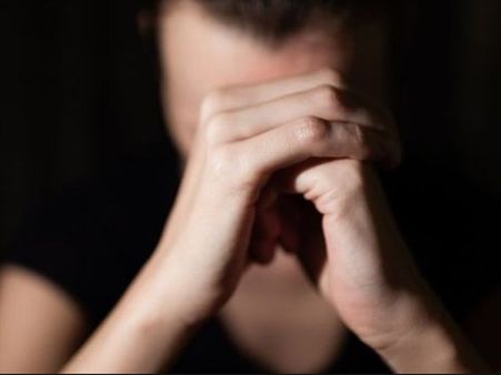 ഷോക്കിങ്... വിലങ്ങിട്ട യുവതിയുമായി പോലീസ് കാറിന്റെ ബോണറ്റില്‍ സംഭവിച്ചത്.. വീഡിയോ വൈറല്‍!