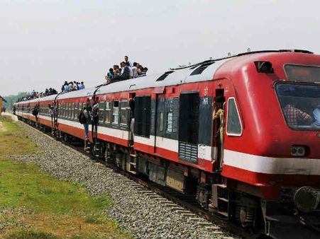 ഒരു രൂപ കോയിന്‍ ഉപയോഗിച്ച് രാജധാനി ട്രെയിന്‍ നിര്‍ത്തിച്ച് ലക്ഷങ്ങളുടെ മോഷണം