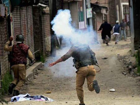 പ്രധാനമന്ത്രിയുടെ സന്ദര്‍ശനത്തിനിടെ കാശ്മീരില്‍ ഭീകരാക്രമണം; ഒരു പോലീസുകാരന്‍ കൊല്ലപ്പെട്ടു