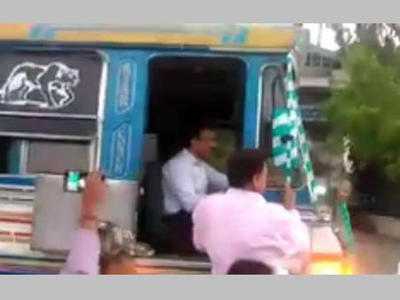 മദ്യപിച്ച് ലക്കുകെട്ട് ട്രക്ക് ഡ്രൈവര്‍!ഗതാഗതക്കുരുക്ക് നീക്കാന്‍ മന്ത്രി ട്രക്ക് ഡ്രൈവറായി!വീഡിയോ