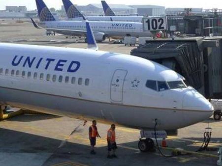 വിമാനത്തില്‍ കയറിയ വധൂവരന്മാര്‍ക്ക് 'പണി' കിട്ടി; ഇത് സ്ഥിരം പരിപാടി, വീണ്ടും യുണൈറ്റഡ് എയര്‍ലൈന്‍സ്