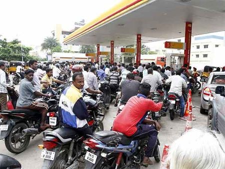 പെട്രോളടിക്കാന്‍ ഓടേണ്ട, പമ്പുകള്‍ അടഞ്ഞുകിടക്കുന്നു; വഞ്ചനാദിനം,സഹകരിക്കാതെ ഒരു വിഭാഗം