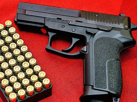 കാശ്മീരില്‍ നാല് തോക്കുകളുമായി പോലീസുകാരന്‍ രക്ഷപ്പെട്ടു; സംസ്ഥാനമെങ്ങും തിരച്ചില്‍