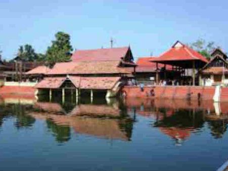 അമ്പലപ്പുഴ ശ്രീകൃഷ്ണ ക്ഷേത്രത്തിലെ പതക്കം കാണാനില്ല, 2 മേല്‍ശാന്തിമാര്‍ക്ക് വിലക്ക് !!!