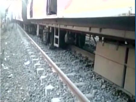 അറ്റകുറ്റപണിക്കിടെ തീവണ്ടി മരത്തിലിടിച്ച് തകര്‍ന്നു, തൊഴിലാളിക്ക് ഗുരുതര പരിക്ക്