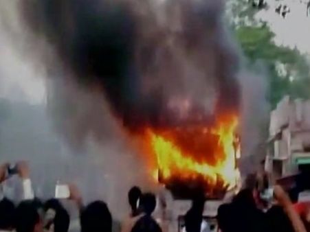 ബീഹാറില്‍ ഓടിക്കൊണ്ടിരുന്ന ബസിന് തീപിടിച്ചു, എട്ടു പേര്‍ മരിച്ചു