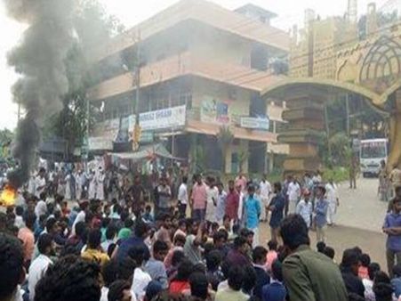 കാന്തപുരം വഞ്ചിച്ചു?കാരന്തൂര്‍ മര്‍ക്കസിന് നേരെ കല്ലേറ്,തീവെയ്പും ഉപരോധവും;പോലീസ് ലാത്തിവീശി