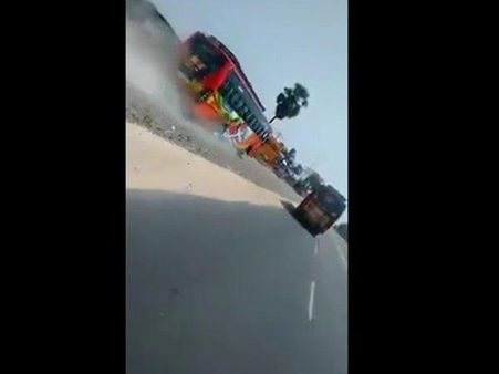 സ്വകാര്യ ബസുകളുടെ റേസിംഗ്,ചങ്കിടിപ്പ് കൂട്ടുന്ന വീഡിയോ;നമ്മുടെ നാട്ടിലെ ബസുകള്‍ തന്നെ...