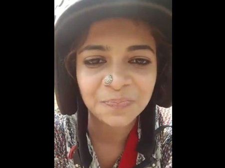 നടുറോഡില്‍ ശല്യം ചെയ്ത പൂവാലന്മാരെ ടപ്പേന്ന് പൊക്കിയ മങ്കട പോലീസിന് യുവതിയുടെ അഭിനന്ദനം!വീഡിയോ