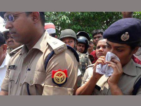 നാട്ടുകാരുടെ മുന്നിൽ വെച്ച് ബിജെപി എംഎൽഎ ചീത്ത പറഞ്ഞു, വനിതാ ഐപിഎസ് ഉദ്യോഗസ്ഥ കരഞ്ഞു !!!