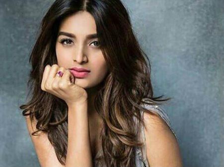 ഫ്‌ളാറ്റില്‍ തനിച്ച് താമസം..! സമ്പാദിക്കുന്നത് ഇങ്ങനെ..! പ്രശസ്ത നടിയോട് സദാചാര പോലീസ് ചെയ്തത്...!!