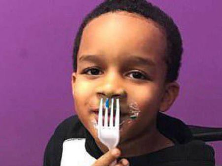 അമ്മയ്‌ക്കൊപ്പം ഷോപ്പിംഗിന് പോയി, കാര്‍ തട്ടിയെടുത്ത അക്രമികള്‍ 6 വയസ്സുകാരനെ കൊന്നു തള്ളി !!