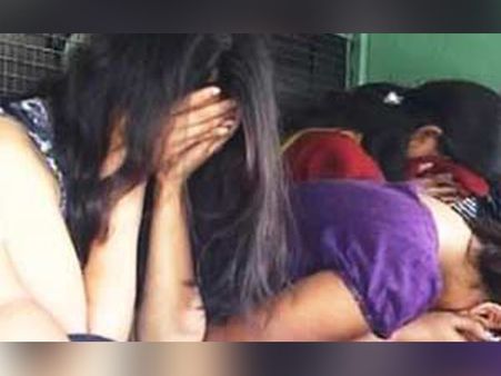 ആവശ്യക്കാര്‍ക്ക് പെണ്‍കുട്ടികളെ എത്തിക്കും!! സിനിമയുടെ മറവില്‍ നടക്കുന്നത്..! സംവിധായകന്‍ പിടിയിൽ!!