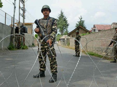ജീവനെടുത്തിട്ടും തീരാത്ത പക: ഭീകരർ വധിച്ച സൈനികന്‍റെ മരണാനന്തര ചടങ്ങിൽ അക്രമം!!