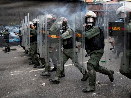 പോലീസിനെ തുരത്താന്‍ എന്തിന് കല്ലുകള്‍... മലം നിറച്ച പാത്രങ്ങളുമായി പ്രതിഷേധക്കാര്‍!!! ഞെട്ടും...