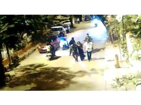 മൂന്ന് പേര്‍ ചേര്‍ന്ന് യുവതിയെ നടു റോഡിലൂടെ വലിച്ചിഴച്ച് കൊണ്ടുപോകുന്നു, വീഡിയോ വൈറല്‍