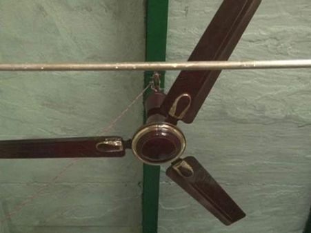 സർക്കാർ ഓഫീസിൽ ജീവനക്കാരിയുടെ തലയിൽ ഫാൻ വീണു,സംഭവം കണ്ട സഹപ്രവർത്തകയുടെ ബോധം പോയി