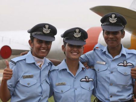 ചരിത്ര നേട്ടം!!യുദ്ധമുഖത്ത് സൂപ്പർ സോണിക്​ ജെറ്റ്​ പോർ വിമാനം പറത്താൻ വനിത പൈലറ്റുമാരും!!