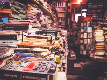 പുസ്തകം കടംകൊടുക്കുന്നവന്‍ മണ്ടന്‍... അത് തിരിച്ചുകൊടുക്കുന്നവന്‍ മരമണ്ടന്‍!!!ഇത് മണ്ടന്‍മാരുടെ ലോകം