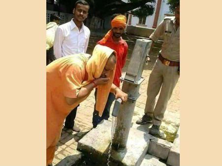 ഗോമൂത്രം കുടിക്കുന്ന യോഗി ആദിത്യനാഥ്...!! ചിത്രത്തിന് പിന്നിലെ സത്യം ഇതാണ്..!!