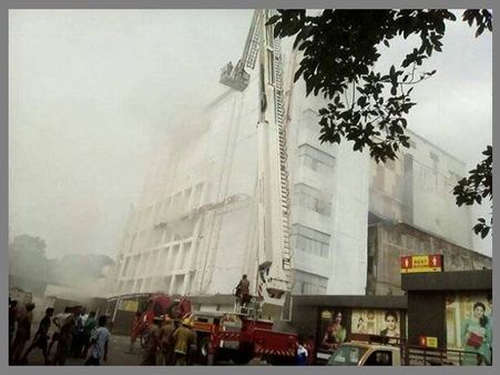 ചെന്നൈ സില്‍ക്ക്‌സിലെ തീപിടുത്തം: നാല് നിലകള്‍ ഇടിഞ്ഞുവീണു,പുക ശമിക്കുന്നില്ല.