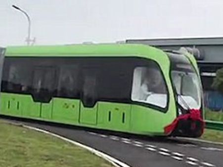 ഒടുവില്‍ അതും സംഭവിച്ചു!!!പാളമില്ല,റോഡില്‍ സാങ്കല്‍പിക പാളത്തിലൂടെ തീവണ്ടി ഓടിച്ച് ചൈന!!