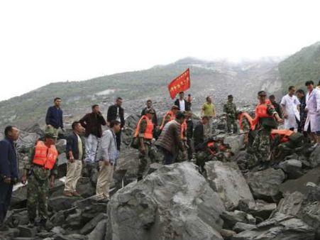 ചൈനയിൽ മണ്ണിടിച്ചിൽ !!! പാറക്കൂട്ടത്തിൽ നിന്നും യുവതിയും കുഞ്ഞു അത്ഭുതകരമായി രക്ഷപ്പെട്ടു!!!