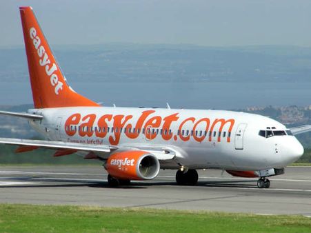 സംശയകരമായ സംഭാഷണം:ലണ്ടനിലേയ്ക്ക് പുറപ്പെട്ട വിമാനം വഴിതിരിച്ചുവിട്ടു, മൂന്ന് പേർ അറസ്റ്റില്‍